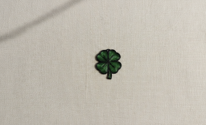 Porte-clés trèfle à quatre feuilles imprimé en 3D, fond neutre